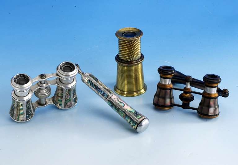 Konvolut 3 Optische GerÄte, 2 x Theaterglas um 1900/10, frÜhes Aluminium bzw. Metall, beide mit Perlmutt, verbeult; 1 x VergrÖßerungsglas um ...