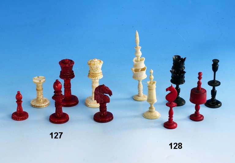 Satz Schachfiguren, Indien um 1900, Bein und Elfenbein geschnitten und geschliffen , 1 x rot eingefÄrbt, l. schwundrissig, H KÖnig ca. 7.5 cm