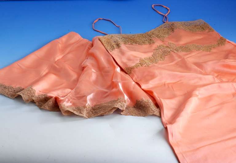 2-teiliges Seiden-Dessous, Paris 50er Jahre, orig.- Spitze, PAULE GARET, best. aus: Unterkleid und French Knickers, Handarbeit, lachsfarb. Seide ...