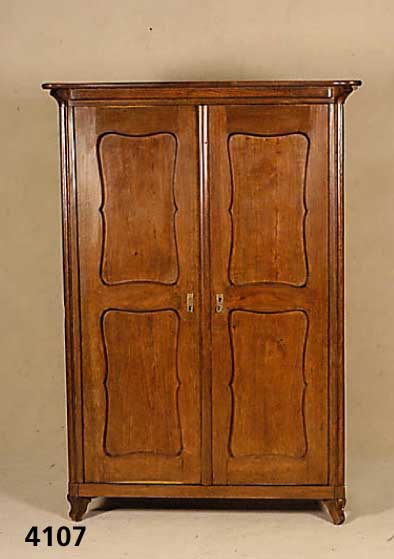 Schrank, deutsch, um 1870, Eiche massiv, zweitÜrig, geteilte bewegt ausgeschnittene TÜrfÜllungen, Alters- und Gebrauchsspuren, ca. 178x126x55 cm