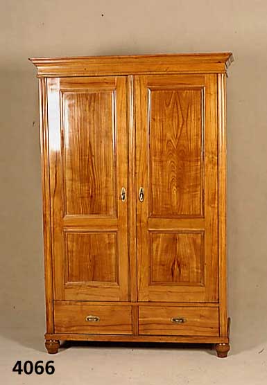 Schrank, deutsch, um 1890, Kirschholz massiv , 2 Schubladen im Sockelbereich, Alters- und Gebrauchsspuren, ca. 183x121x53 cm