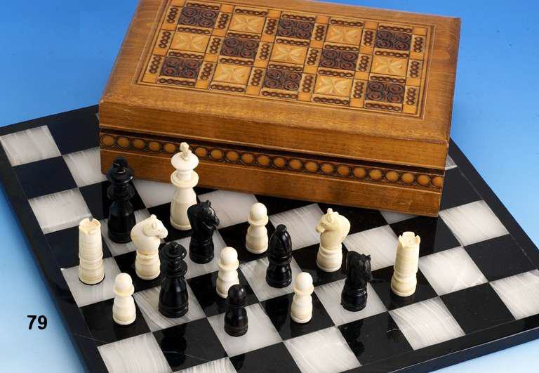 Schachspiel aus Elfenbein und Ebenholz, Brett aus Marmor und Schiefer (?), H KÖnig 6.5 cm, wohl Erbach um 1930, Figuren in Holzschatulle, Brett: ...