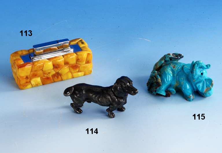 Skulptur: Elefant im Laub aus TÜrkis, voll- plastisch gearbeitet und graviert, z. T. von sehr guter Farbe und QualitÄt mit Matrix, Ele- ...