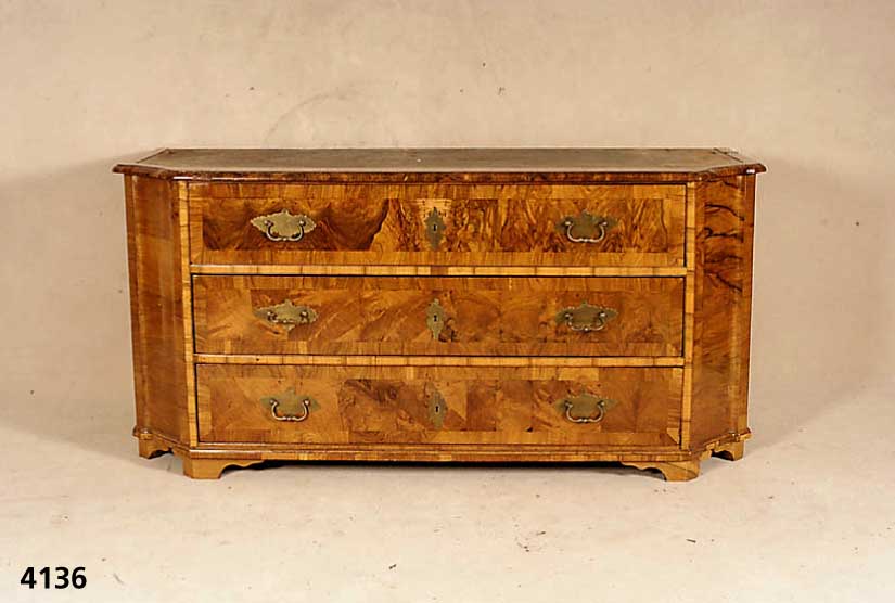3-schÜbige Kommode, Frankfurt, um 1830/40, Korpus Weichholz, Wurzelnußfurnier gespiegelt, Seitenteile abgeflacht und einfach geschwu- ngen, ...