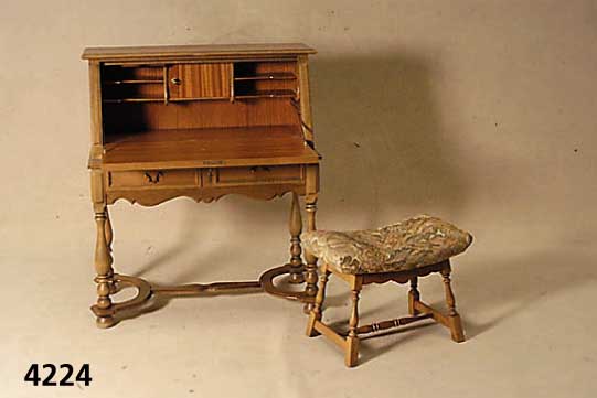 DamensekretÄr, deutsch, 60er Jahre, FrÜh- barockstil, auf Rahmen gearbeitet, helles Nußbaumholz, z.T. aus dem Vollholz gedrechselt , Beine ...