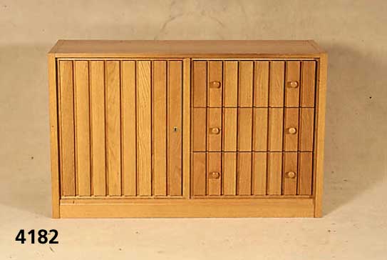 Sideboard, deutsch, 80er Jahre, Weichholz und Eiche, Front z.T. Eiche massiv, in sich leicht geschwungen, vertikale Betonung, asymetrische ...