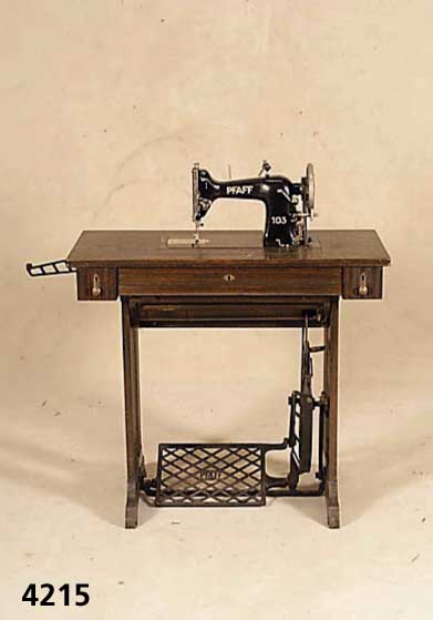 NÄhmaschine, deutsch/Kaiserslautern, um 1927, Hersteller Fa. Pfaff, Modell 103, Gestell Eiche massiv, im Stil von 1910, sogenannte ...