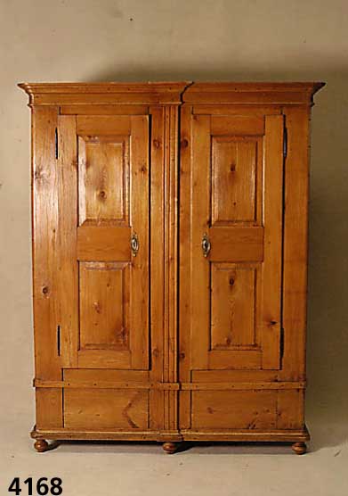 Spaltschrank, deutsch, um 1830, Kiefer massiv, z.T. auf Rahmen gearbeitet, Schlagleis te 3-fach gerieft, Inlets doppelt getreppt, Inlets sekundÄr, ...