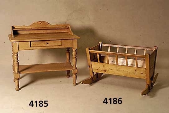 Waschtisch, deutsch, um 1890/1900, Korpus Weichholz, Kiefer, Beine und FÜße gedrechselt, Ablegefach, teilrestauriert, ca. 86x100x53 cm