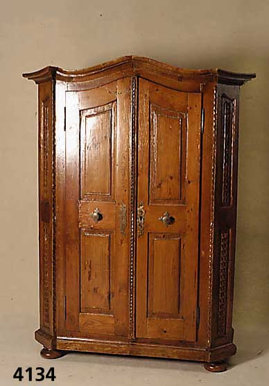 Bodenseeschrank, deutsch, um 1830/40, Weich- holz, Front auf Rahmen gearbeitet, Inlets doppelt getreppt, Schuppendekor aus dem Voll- holz ...