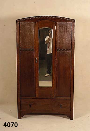 Vielzweckschrank, England, um 1930/40, z.T. auf Rahmen gearbeitet, Weichholz, Eiche massiv , Eichefurnier, sparsame Meanderverzierung, mittig mit ...