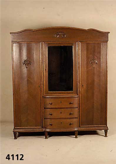 Kleiderschrank, deutsch, um 1922/24, Korpus Weichholz/Hartholz, Eichefurnier, z.T. ge- spiegelt, facettiertes Spiegelglas, aufge- setzte ...