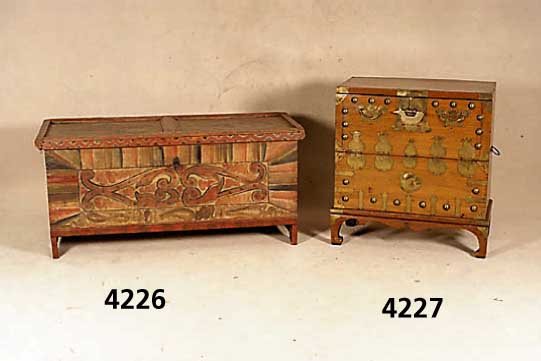 Kleidertruhenschrank, China, Weichholz und verschiedene ObsthÖlzer, weiche Messingbe- schlÄge in stiltypischer Manier, obere Front- seite ...