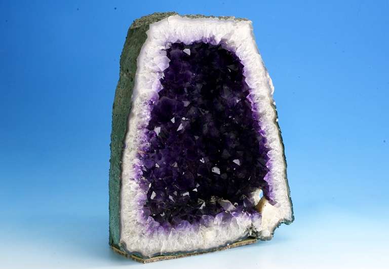 Große Amethystdruse, H. ca. 38.5 cm, Schnittstelle geschliffen und poliert, gute Kristallausarbeitung, tiefes Lila