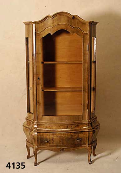 Barockstilvitrine, Italien, 60er Jahre, allseitig geschweift, Schnitzerei aus dem vollholz, Oberteil 3-fach geschwungen, Unter- teil im Stil sich ...