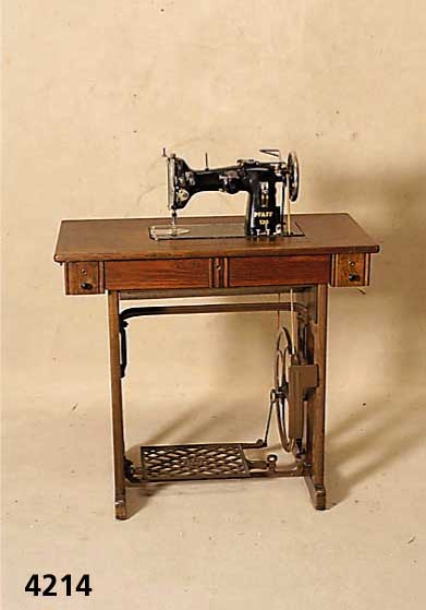 NÄhmaschine, deutsch/Kaiserslautern, zum Teil um 1925/30, Hersteller Firma Pfaff, Modell-Nr. 130, Gestell Buche und Eichefurnier , fÜr spezielle ...