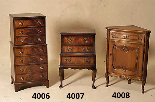 EckschrÄnkchen, deutsch, 70er Jahre, Barock- stil, Nußbaum massiv, Nußbaumfurnier, Front leicht geschweift, aufgesetzte Leisten, Schnitzerei im ...