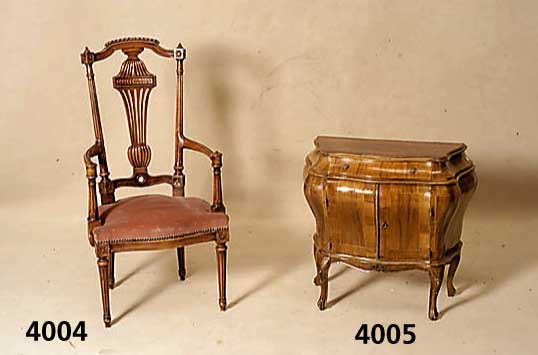 2 ArmlehnstÜhle, wohl Italien, 60er Jahre, im florentinischen Stil, Gestell Buche massiv, leicht geschwungen und gerieft, RÜcke mit Muschel-, ...