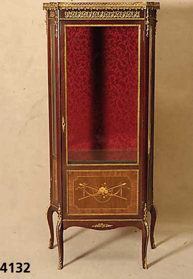 Schauvitrine, deutsch/Dresden, um 1900/10, Korpus Weichholz, Buche und Mahagoni, Mahago- nifurnier, Bronzeverzierung vergoldet, klassi- zistischer ...