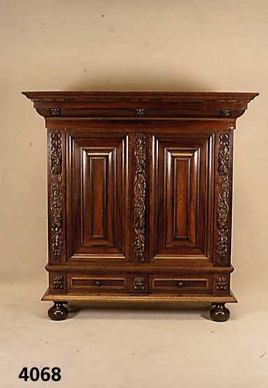 Kissenschrank, Niederlande, im Stil von 1720, Korpus z.T. Weichholz, Eiche- und Palisan- derfurnier, Kopf 5-fach getreppt, Fuß ent- sprechend, ...
