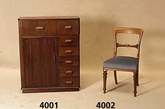 4 StÜhle, England, um 1860/70, Gestell Eiche massiv, sparsame Schnitzerei aus dem Vollholz, z.T. Drechselarbeit, Kombination von Klassizismus und ...