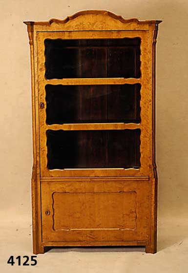 WÄschevitrine, mitteldeutsch, um 1845/50, Korpus Weichholz, Birke, Birkewurzelfurnier, z.T. gespiegelt, sogenannte BrezelfÜllungen, ...