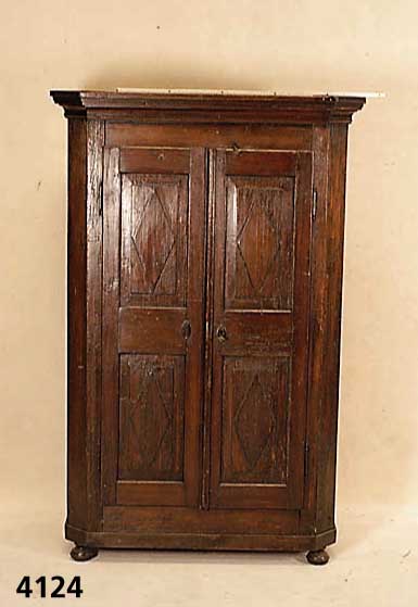 Vielzweckschrank, sÜddeutsch, um 1820/30, Weichholz, z.T. auf Rahmen gearbeitet, Kopf- leiste erneuert, 3 Innenschublade, BÖden z.T. erneuert, ...