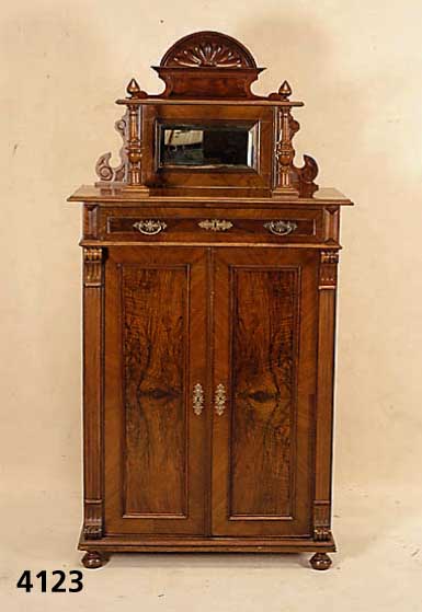 Vertiko, deutsch, um 1890/1900, Korpus Weichholz, eklektizistischer Stil, Nußbaum massiv, Nußbaumfurnier, z.T. gespiegelt, auf- gesetzte ...