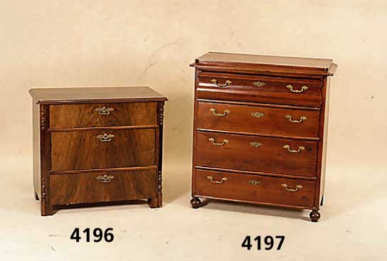 Kommode, mitteldeutsch, um 1890/1900, Korpus Weichholz, Front Wurzelnußfurnier ge- spiegelt, wuchtiger Gesamteindruch, Ecken ab- geplattet, ...