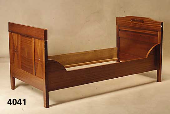 2 Betten, deutsch, um 1902/06, abstrakter Jugendstil, Korpus Weichholz, Mahagonifurnier gespiegelt, in verschiedenen EinfÄrbungen, sparsame ...