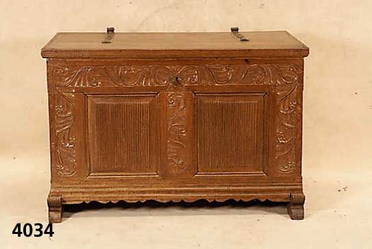 Linnentruhe, mitteldeutsch, um 1780/1810, Eiche massiv, gedÜbelt, Front auf Rahmen ge- arbeitet, abstrakt florale Schnitzerei aus dem Vollholz, ...