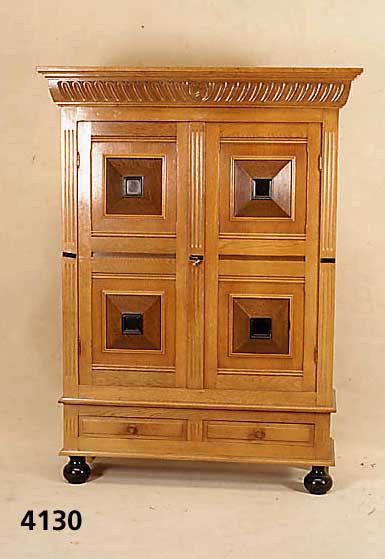 sogenannter moderner Kissenschrank, nach dem niederlÄndischen Vorbild von 1720, z.T. auf Rahmen gearbeitet, Weichholz, Eiche massiv, ...