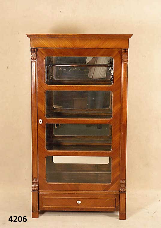 Vitrine, mitteldeutsch, um 1880/90, Korpus Weichholz, Kirschbaumfurnier gespiegelt, 3 EinlegebÖden mit Innengliederung, RÜcken ver- sprosst, ...