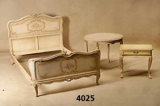 Konvolut, bestehend aus Bett, rundem Tisch und Nachttisch, Chippendale- bzw. SpÄtbarock- stil, Korpus Weichholz/Hartholz, cremefarbener ...
