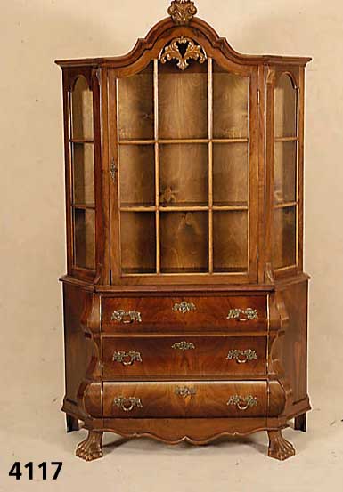 Barockstilvitrine, Holland, nach altem Vorbild , Korpus Weichholz/Hartholz, Wurzelnußfur- nier, z.T. gespiegelt, schÖnes Furnierbild, Kanten ...