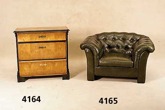3-schÜbige Kommode, mitteldeutsch, um 1870, Korpus Weichholz, RÜsterfurnier, Front hori- zontal leicht geschweift, BeschlÄge sekundÄr, ...