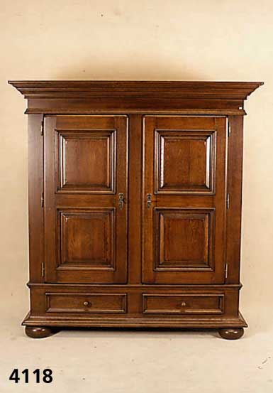 Schrank, wohl Holland, nach dem Vorbild von 1720, auf Rahmen gearbeitet, Eiche massiv, allseitig kasettiert, Leistenverzierung, ge- schwungen, ...