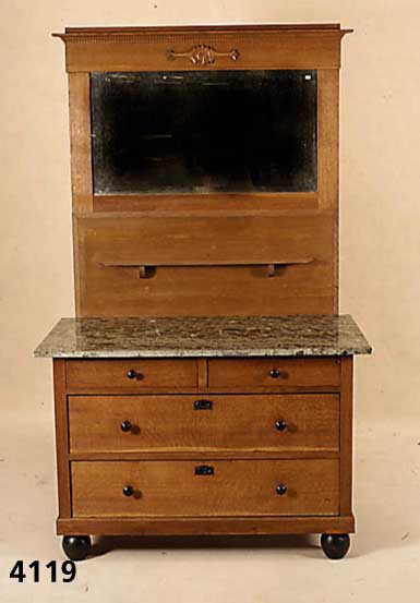 Waschkommode, deutsch, um 1900/05, Jugend- stil, Korpus Weichholz/Hartholz, z.T. auf Rahmen gearbeitet, Eichefurnier, lebhaft an- geordnet, z.T. ...
