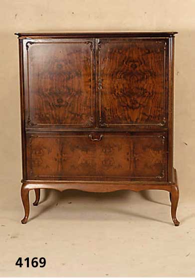 Fernsehschrank, deutsch, 60er Jahre, soge- nannter Chippendalestil, Buche und Nußbaum, z.T. massiv, aufgesetzte Leisten, Wurzelnuß- furnier z.T. ...