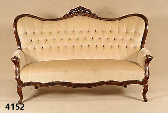 Sofa, deutsch, um 1860, Weiterentwicklung des Louis-Philippe-Stils, in sich einfach ge- schwungen, Nußbaum massiv, Nußbaumfurnier, z.T. gerillt ...