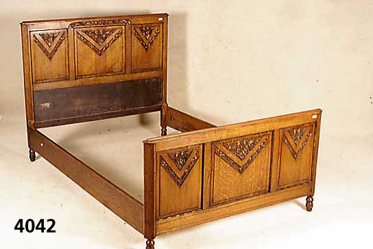 Bett, Frankreich, um 1920, Eiche massiv, reich geschnitztes Dekor, leichte Gebrauchs- spuren, zeitlos elegant, ca. 125x143x205 cm