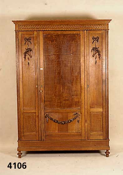 Schrank, Frankreich, um 1870, Louis-XVI, Eiche, 3-tÜrig, mit aufgelegten Schnitzereien, diese leicht beschÄdigt, Kopfteil profiliert, kleine ...