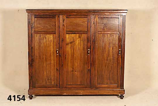 Vielzweckschrank, deutsch, um 1920, Weich- holz, dunkel gebeizt, dreitÜrig, leichte Ge- brauchsspuren, praktisch, ca. 138x152x47 cm