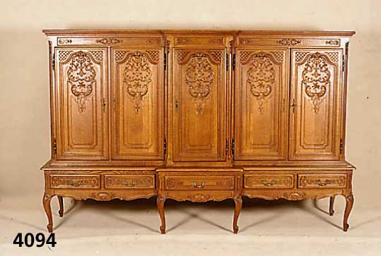 Salonschrank, deutsch, Eiche massiv, mit reicher Rocaillenschnitzerei, Mittelteil leicht hervorstehend, 5 SchubfÄcher, dezent geschweifte Beine, ...