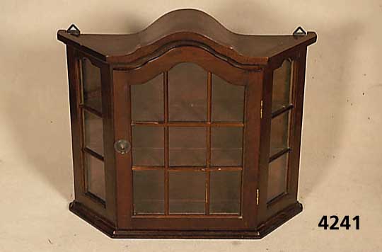 HÄngevitrine, deutsch, nach altem Vorbild, Barockstil, Fenster mit aufgelegter Verspros- sung, leichte Gebrauchsspuren, schÖnes heiter- es ...