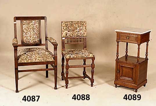Vier StÜhle, deutsch, wohl 1910/20, Eiche massiv, Schnitzereien aus dem Vollholz, schÖne Drechselarbeit, leichte Gebrauchsspuren BezÜge ...