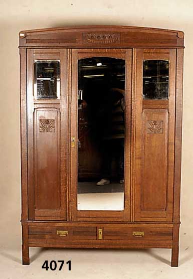 Spiegelschrank, deutsch, um 1920, Jugendstil , Eiche massiv, Spiegelglas z.T. facettiert, 1 Spiegel ersetzt, sparsame florale Schnitz- erei, 2 ...