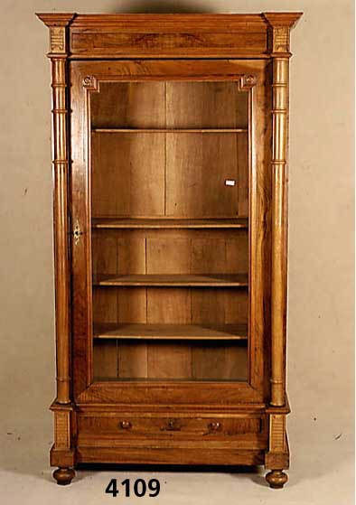 Vitrine, deutsch, um 1880, Korpus Weichholz, Nußbaumfurnier, Sockelschublade, zwei ge- drechselte SÄulen, 4 EinlegebÖden, Kopfteil profiliert, ...