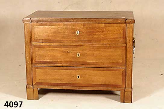 Truhenkommode, deutsch, um 1900, Eiche und Kirschbaum massiv, 3 Schubladen, 2 davon blind , original Schloß und SchlÜssel, Griffe wohl sekundÄr, ...