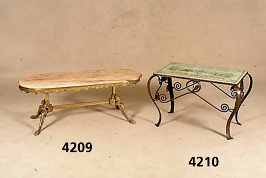 Beistelltisch, nach altem Vorbild, Gestell Messing, in Form von Galionsfiguren, ovale Marmorplatte, rosa-grau-geÄdert, leichte Ge- brauchsspuren, ...